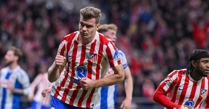 目前西甲积分榜上，皇马依旧稳坐榜首，积60分。巴塞罗那紧随其后，以58分位列第二，且还有一场比赛未赛。只要巴萨接下来战胜莱万特，就能实现积分反超登顶。比利亚雷亚尔和马竞均以48分并列第三和第四，而皇家贝蒂斯以42分屈居第五，联赛形势愈发扑朔迷离。