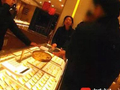 不问款式不问价格开口就买“26万元金条”，女店员“稳住”老人暗中报警