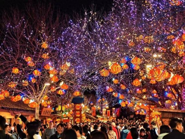 春节期间，开封上元灯会游人如织