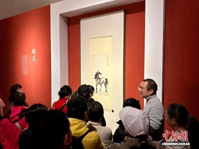 “云藏千年——朵云轩库藏珍品展”专家导赏。 中新网记者 王笈 摄