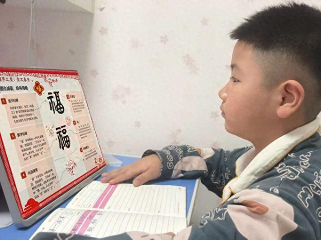 一名小朋友正在学习传统文化知识。受访者供图