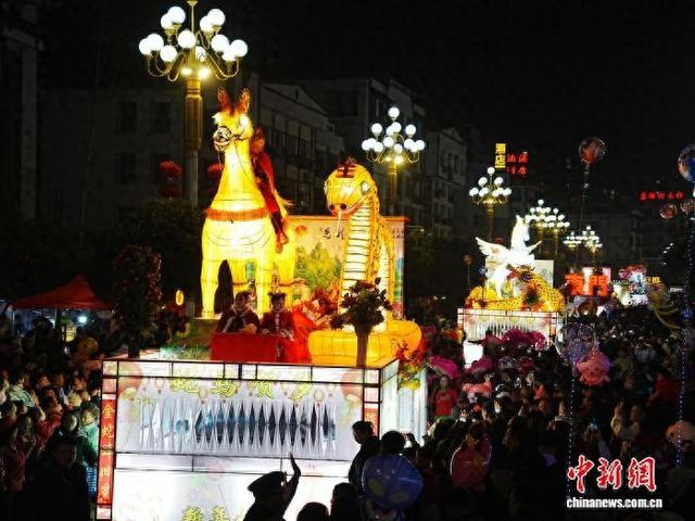2月25日晚，民众在贵州省施秉县城观看花车和龙灯巡游展演。中新社记者 周燕玲 摄