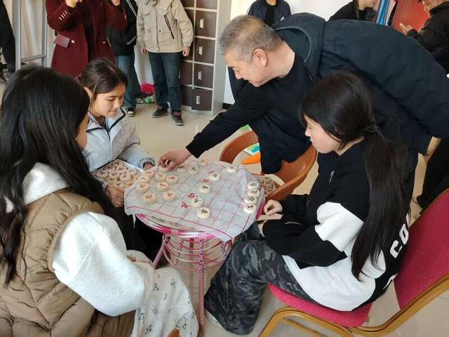 新疆和田地区策勒县色日克街道幸福社区面向返乡大学生开展“中华文化大擂台”活动。阿提凯木供图