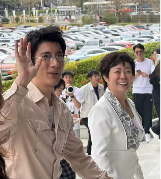 王力宏现身比亚迪深圳坪山总部 副总裁李柯及核心高管亲自接待|方程豹|熊甜波|李慧|方程|展区_新浪新闻