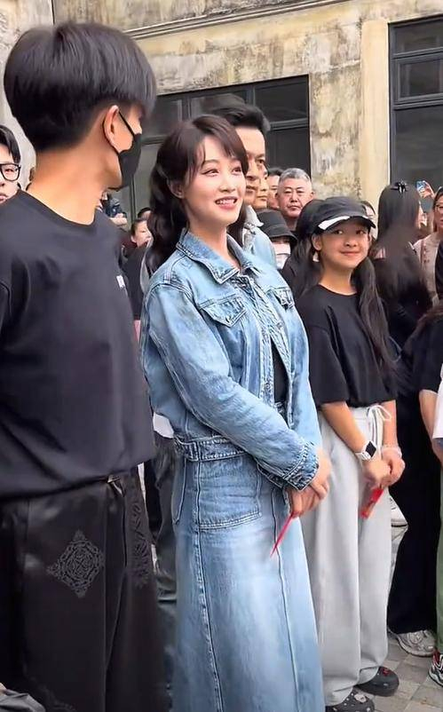 常思人生其实没有唯一的标准答案。每个人的生活都有无尽的可能，而不是拘泥于单一的轨迹。生活就像广袤的旷野，充满了无限的可能性和未知，而非一条确定的轨道。