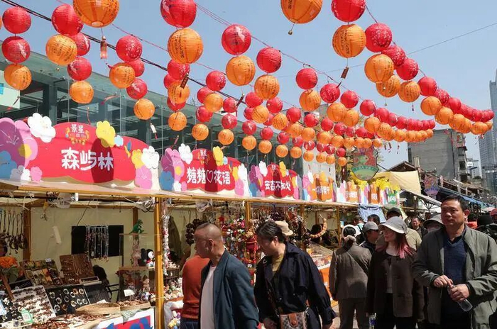 昆明老街举办景星花鸟艺术节，花鸟文创市集好热闹。