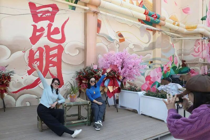 省外游客打卡文旅网红地标。
