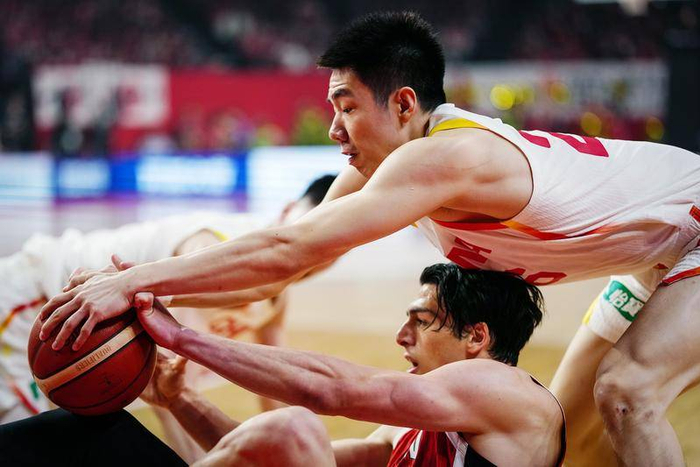 北京时间2月26日，中国男篮在男篮世预赛第二窗口期首场比赛中客场力克日本男篮。本场比赛中国男篮锋线集体发力，在上半场让渡边雄太轻松得到11分后，下半场凭借众志成城的防守锁死对手，仅让其得到2分，成为球队逆转取胜的关键。