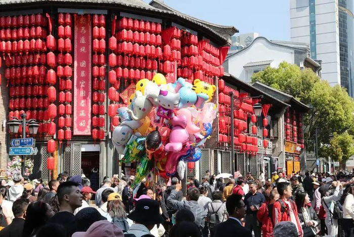 光华街上人潮涌动。