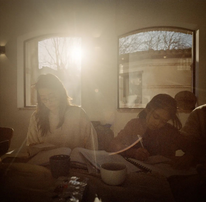 梅婷和女儿在一起的学习时间。（图/受访者提供） 