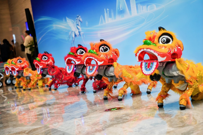 注：会场上身着舞狮装扮的机器狗方阵/李剑锋 摄