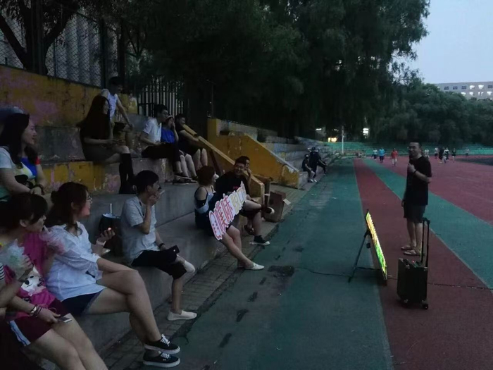 2018年，王兵兵在哈尔滨的校园讲脱口秀。  受访者供图