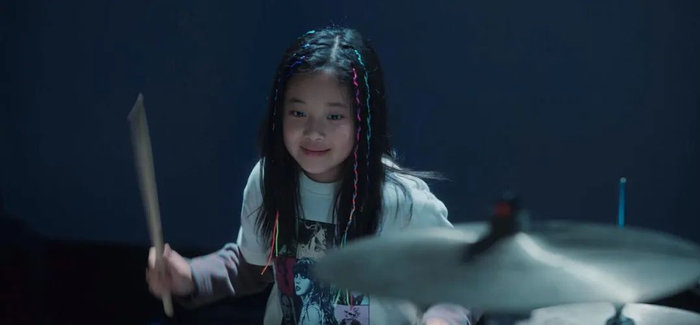 曾慕梅在电影里饰演一位小鼓手。（图/《好东西》） 