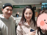 网友米兰偶遇张家辉夫妇！61岁关咏荷优雅自然老去，鱼尾纹藏不住
