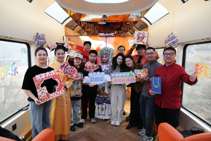 2026年春节期间，“星光·燕赵号”上的演员合照。受访者供图