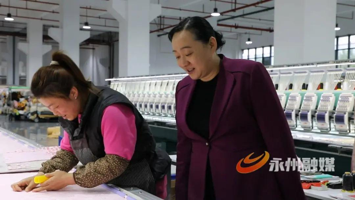 邓群（右） 资料图。图源：永州融媒