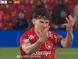 痛！英超球星手指90度骨折
