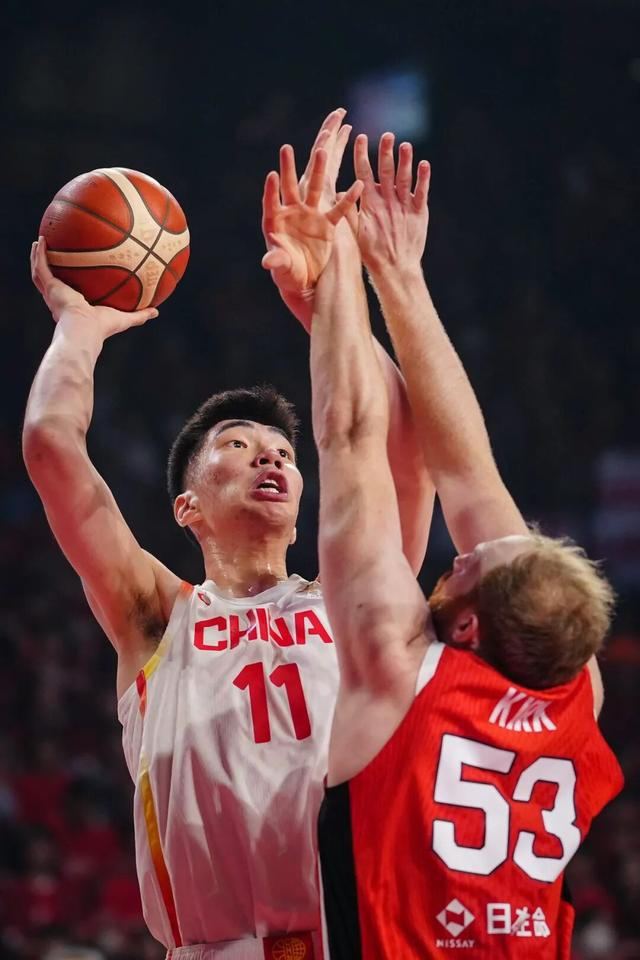 2月26日，中国队球员余嘉豪（左）在比赛中投篮。新华社记者 贾浩成 摄