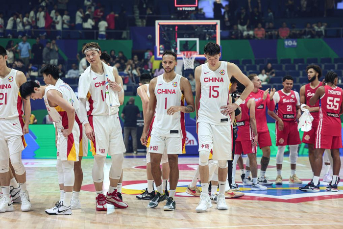 8月30日，中国队球员在比赛结束后。新华社记者 吴壮 摄