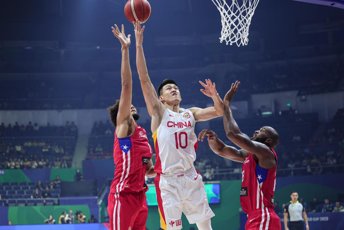 8月30日，中国队球员周鹏（中）在比赛中上篮。新华社记者 吴壮 摄
