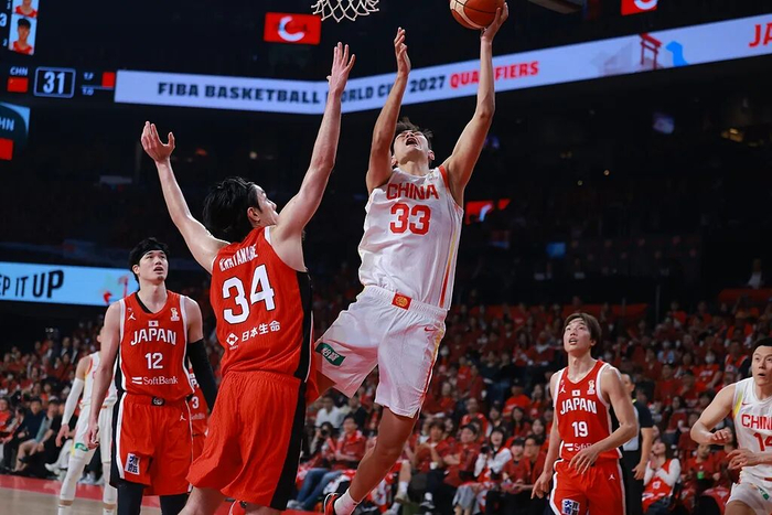 身穿33号“战袍”的中山仔王浩然突破上篮。图源：央视新闻