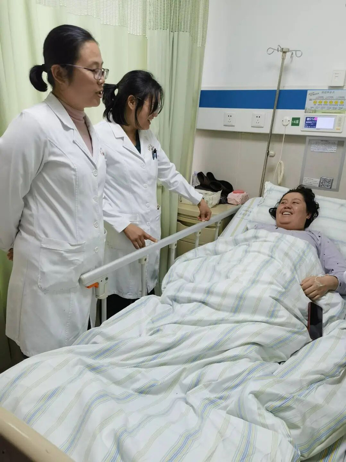 医护团队为迪丽查房。（受访单位供图）