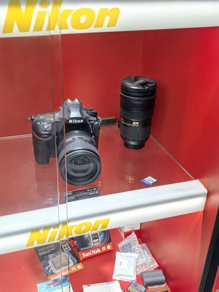 图为理光相机专卖店北京总店内展示的相机。