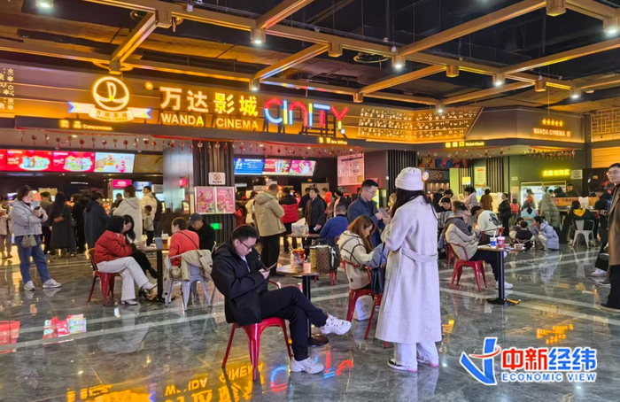 资料图 电影院里等待入场的观众 中新经纬摄