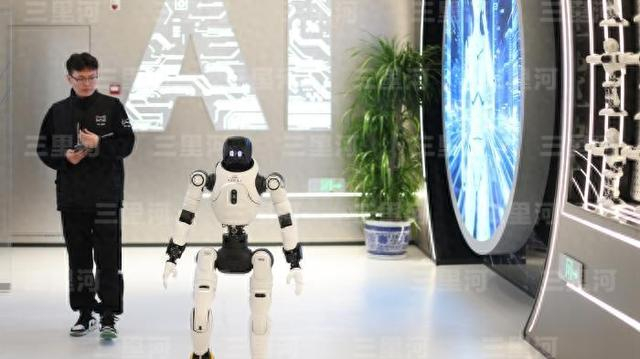 2025年12月4日，在南京人工智能生态街区“AI·模坊”南京智能体集散中心内，智能机器人作展示。中新社记者 泱波 摄