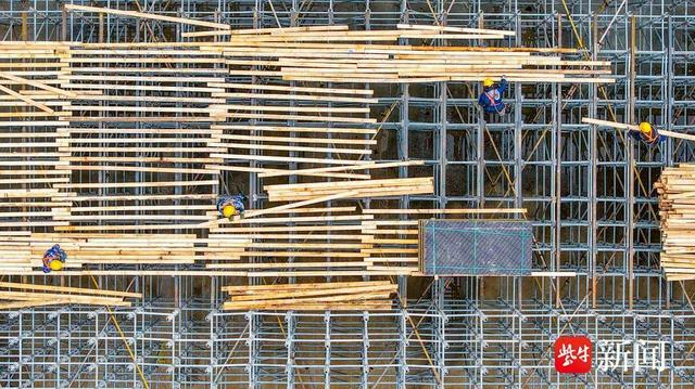 施工现场一派繁忙景象 王帅甫 摄