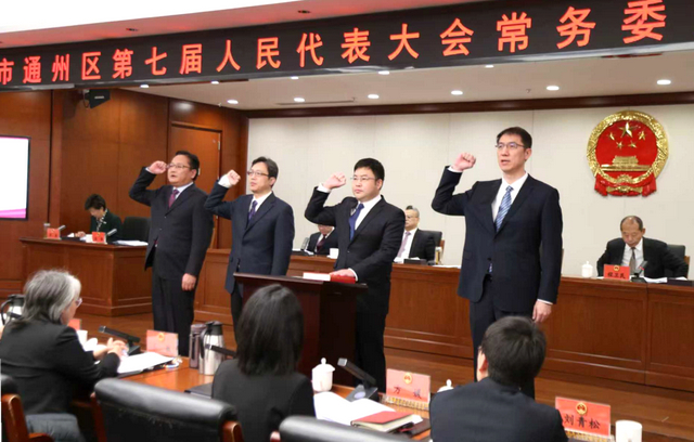 △何明（前排右二）进行宪法宣誓