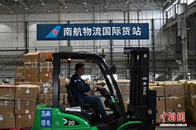 南航物流国际货站内，工作人员正在作业。南航物流 供图
