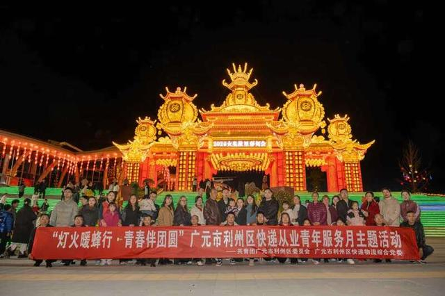 部分快递小哥和家人在活动现场合影留念。储海林/摄