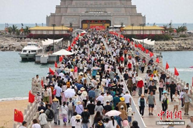 2月19日，三亚南山文化旅游区中外游客纷至，景区内人潮涌动。陈文武 摄