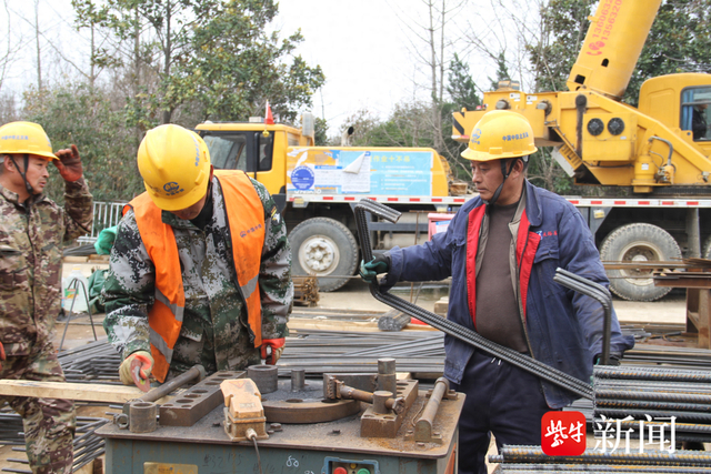 火热的施工现场 单文武 摄