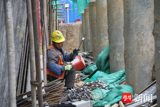 工人在现场施工 单文武 摄