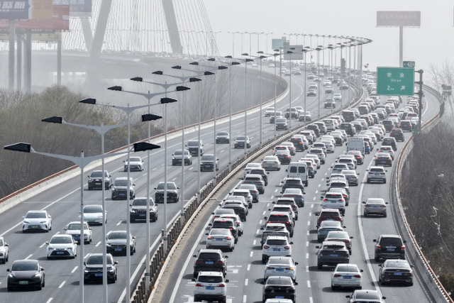 2026年2月22日，江苏省扬州市境内的润扬大桥上的车流（无人机照片）。新华社发（孟德龙摄）