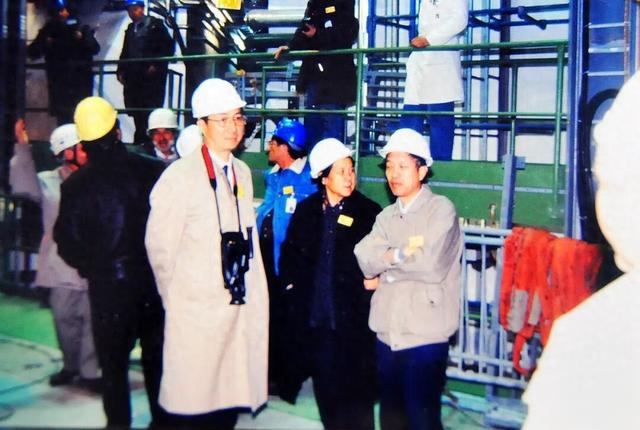 20世纪80年代末，顾迈男（中）在欧洲核子研究中心地下隧道里采访物理学家丁肇中（左一）。资料图片