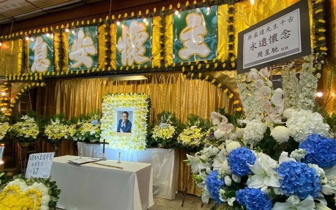 ▲周星驰的花篮被放在显眼处。图/IC photo