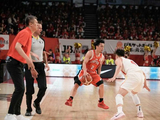 FIBA致歉，日媒闭口不提：郭士强“抢断”为所欲为，大秋肘击太粗暴