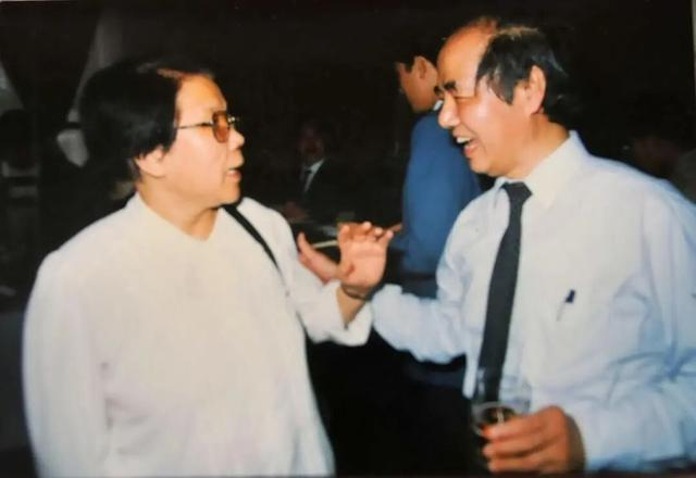 20世纪80年代，顾迈男（左）在北京采访物理学家李政道。资料图片