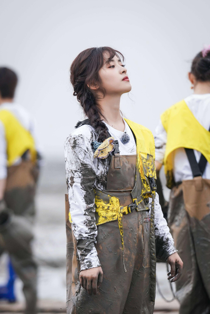  如今的沈月，已经不再是那个只会演偶像剧的傻白甜。她的vlog里透露着她对生活的细腻观察：在飞机上看到地面灯光时，她会形容：像刮开一张巨大的刮刮乐；和朋友吃火锅时，镜头会突然切到红油锅底的沸腾；她的剪辑手法也充满了个人特色——用猫的背影连接城市的夜景，让普通的日常瞬间变得像电影般有质感。这种高配版普通人的形象恰恰击中了当代年轻人的心声：我们渴望看到明星卸下光环后的真实面貌，更需要在他人的坚持中找到前行的力量。 当内娱行业仍在为流量数据绞尽脑汁时，沈月却用五年的时间证明了一个事实：真诚才是最强大的流量密码。她的B站账号从最初的几万粉丝，到如今的200万，每一条视频的弹幕互动量，甚至超过了许多顶级明星的官宣微博。据品牌方统计，她在视频中推荐的骑行装备，在发布后三天内销量暴涨了300%。甚至有文旅局专门邀请她拍摄城市骑行攻略。这个曾因演技争议被群嘲的女孩，凭借骑行视频成功逆袭，走出了属于自己的路。 或许正如网友所说：我们喜欢沈月，不是因为她完美，而是因为她让我们相信——普通女孩只要认真生活，也能活成自己的主角。在这个人人追求爆款的时代，沈月用她的骑行vlog告诉我们：最动人的故事，往往就藏在那些平凡而热气腾腾的人间烟火里。