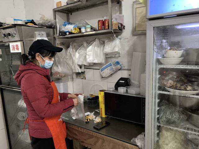 2月17日，周宗芹在她经营的饭馆里忙碌。新华社记者俞懋峰 摄