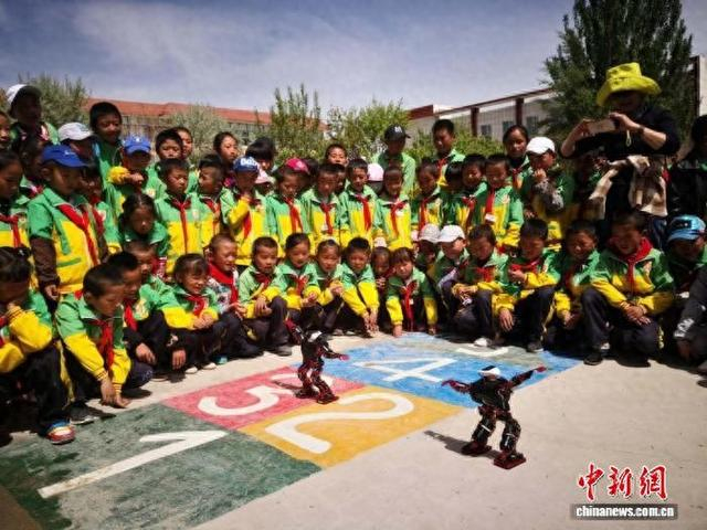 资料图为海南藏族自治州共和县学生观看机器人表演。 青海省科学技术馆供图