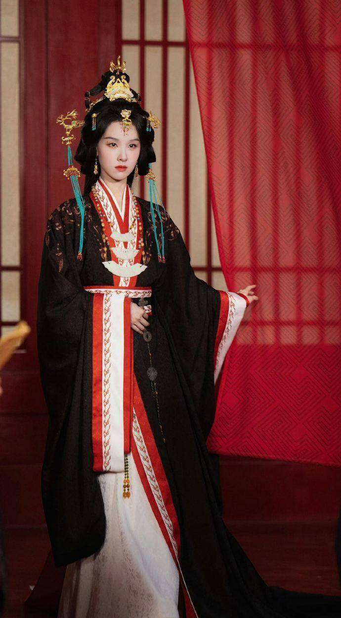  对于陈都灵而言，《翘楚》的播出时机至关重要。近年来，尽管她通过《莲花楼》《一念关山》等剧集成功拓宽了戏路，但真正能撑起票房的大制作作品却仍然不多。此番，《翘楚》聚焦古代女性成长的主题，既具家国情怀，又不乏细腻的情感，如果能在剧情上有所突破，它极有可能成为她演艺生涯的一个重要转折点。不过，观众也不禁担心，当前古装剧市场竞争激烈，像《庆余年2》这样的IP续集虎视眈眈，各类仙侠剧也在热潮中不断上线，《翘楚》能否在这样的激烈竞争中脱颖而出，确实还需要以过硬的质量来说话。随着宣传期的临近，关于《翘楚》排播的消息也引发了各种猜测。业内人士透露，平台或许会将其安排在Q2的黄金档，避开古装剧扎堆的暑期档。不管最终定档何时，这部剧都承载着陈都灵转型的期望——毕竟在娱乐圈，颜值与实力并存，只有不断用作品证明自己，才能真正撕掉固有标签，站稳脚跟。而对观众来说，能够看到演员在不同角色中实现突破，或许正是最值得期待的事情。