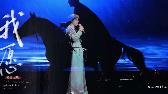  如今，短视频平台上充斥着这首歌的二创内容——有人用它剪辑成武侠混剪，仿佛将江湖侠义的精髓浓缩在画面中；有人模仿阿良的打戏动作，甚至还有人因为这首歌重新拾起《剑来》原著，完成了从动画到文字的跨越。刘宇宁自己也表示：没想到一首OST能够让大家这么上头。但或许，这并不仅仅是歌曲让人上头，恰恰是刘宇宁用那把烟嗓，为我们勾画出了一幅属于自己的江湖梦。毕竟，能将侠义之情唱进骨子里的，恐怕只有刘宇宁那独特的烟嗓，和他对江湖的深刻理解了。