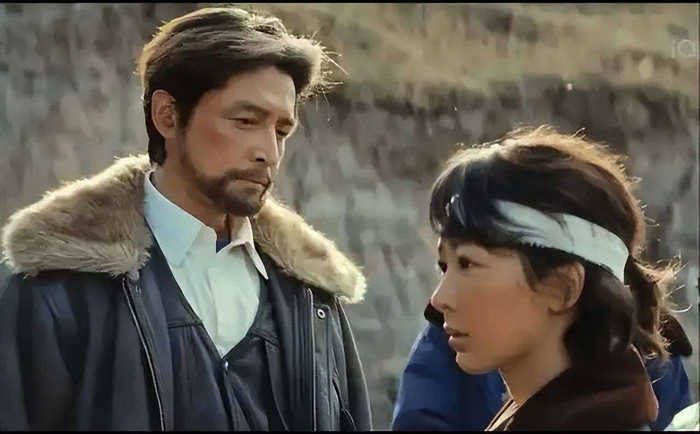  如今，《生命树》持续热播，胡歌饰演的多杰与杨紫饰演的白菊已经深深扎根在观众的心中。有人被胡歌眼神中的深邃故事打动，有人被杨紫的真诚与爆发力所征服，也有人为两人无与伦比的默契所折服。那么，看完《生命树》后，你被胡歌的颠覆性演技惊艳到了吗？你是否喜欢杨紫诠释的白菊？欢迎在评论区留下你的看法，分享你心中最难忘的名场面，和你对这两位实力派演员的评价！