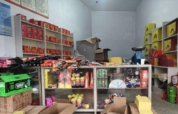 店里的烟花爆竹和祭祀用品销售专区，与商店其他部分物理隔离，仓库单设在另一个地方，可随时向店里补货。新京报记者 陈静 摄