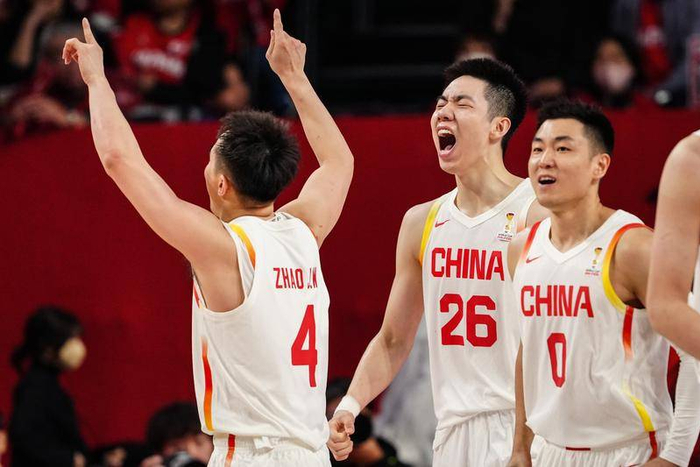 北京时间2月26日，中国男篮在世预赛第二窗口期首场比赛中客场87-80克日本男篮，赢得关键之战。本场比赛，男篮老将赵继伟在上半场发挥低迷的情况下及时爆发，下半场独得14分，通过个人的连续进攻带领球队反超比分，打出了一场正名之战。