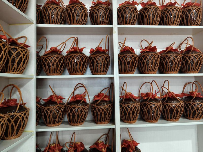 蛇盘溪村民走亲访友时最爱购买的罐装白酒。新京报记者 陈静 摄